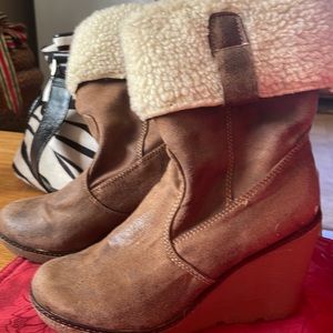 Ladies fuzzy wedge short boots